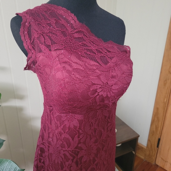 ✨Junior's size 12 one shoulder plum lace gown - Picture 2 of 16